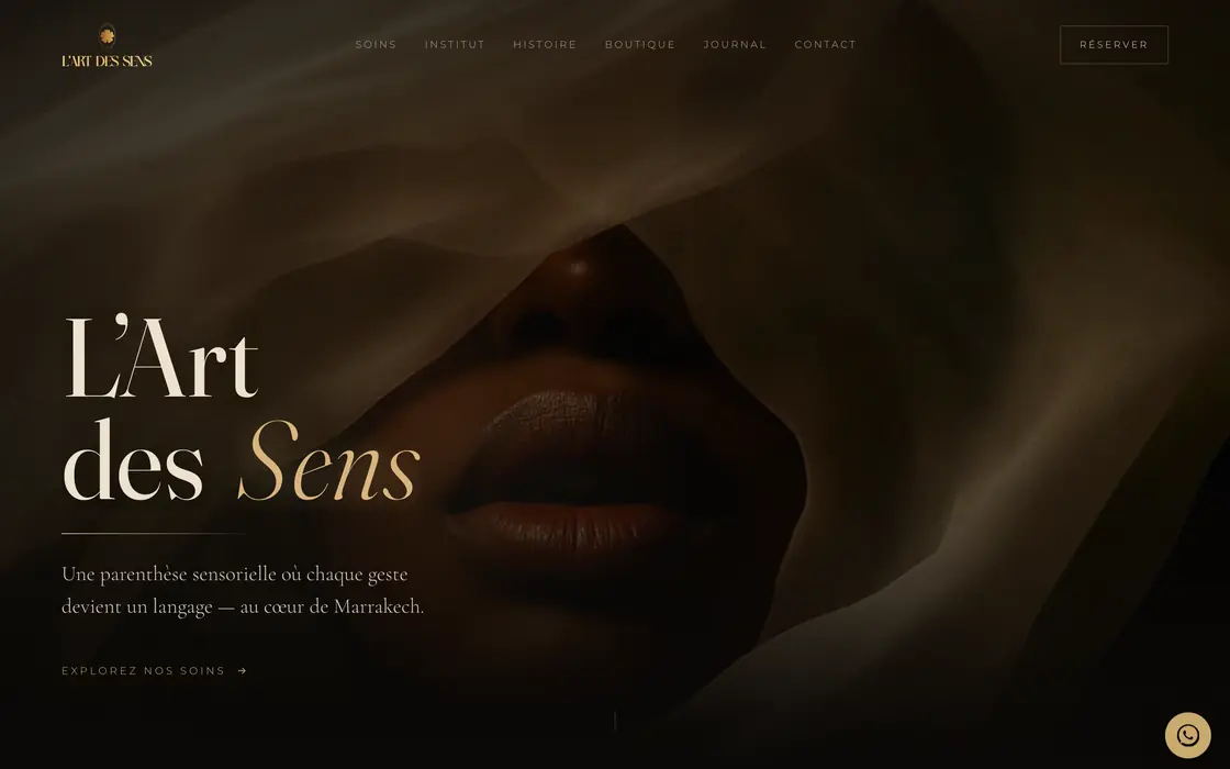 La page d’accueil de L’Art des Sens : lèvres en gros plan sous un voile, titre « L’Art des Sens » en lettres crème et or sur fond brun profond.
