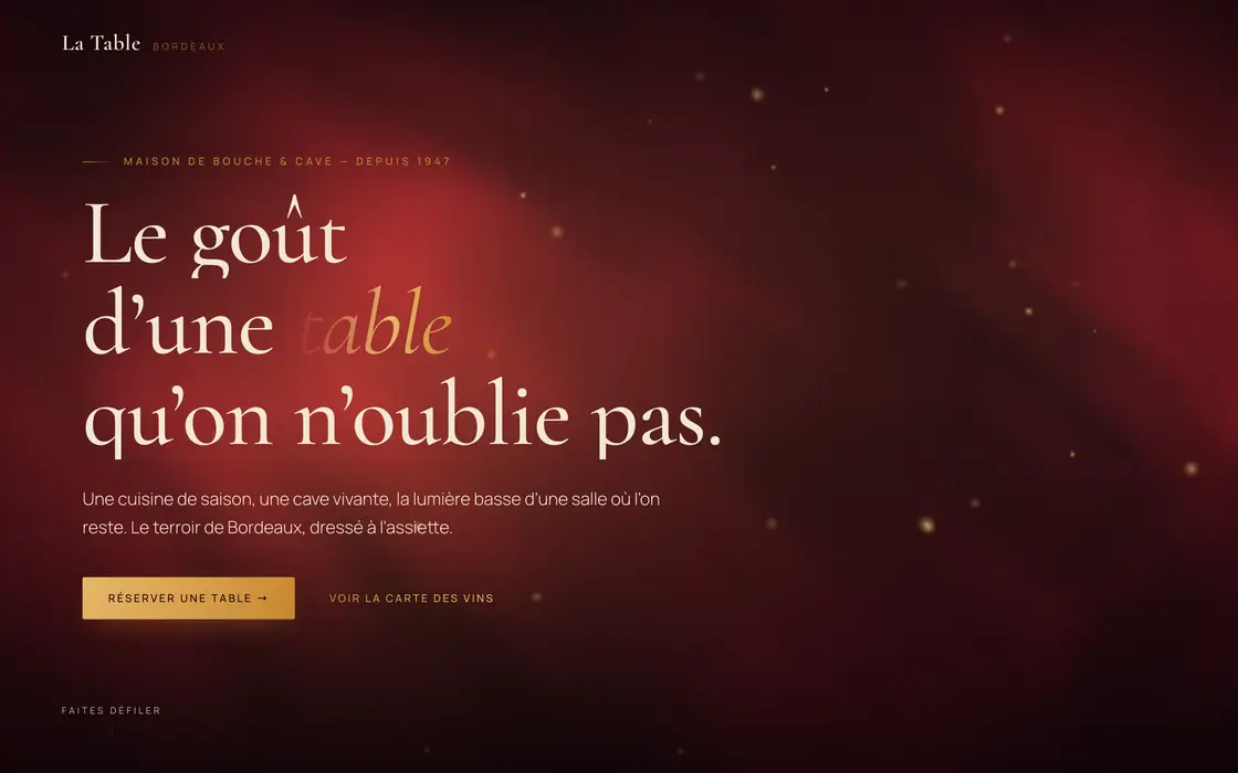 La page d’accueil de notre démonstrateur de restaurant, rouge profond, éclairée par une nappe de lumière peinte en code.