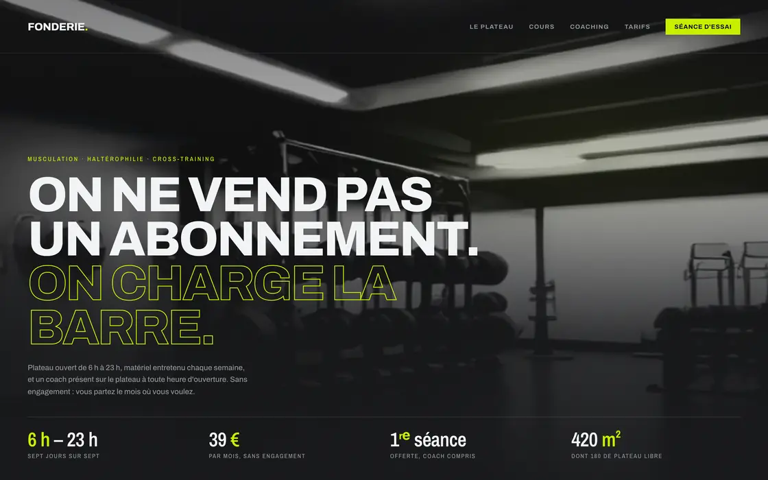 Maquette : page d’accueil d’une salle de sport, plateau de musculation sombre et titre en capitales jaune volt.
